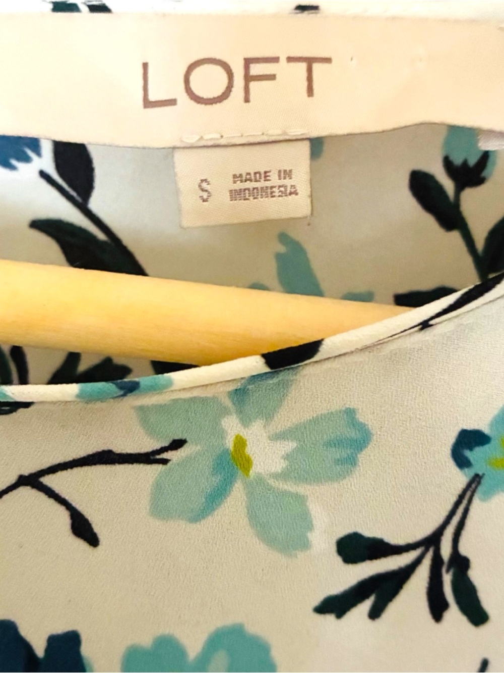 Ann Taylor LOFT Sz SMALL White Blue Floral Bell Sleeve Blouse Top - Picture 4 of 8